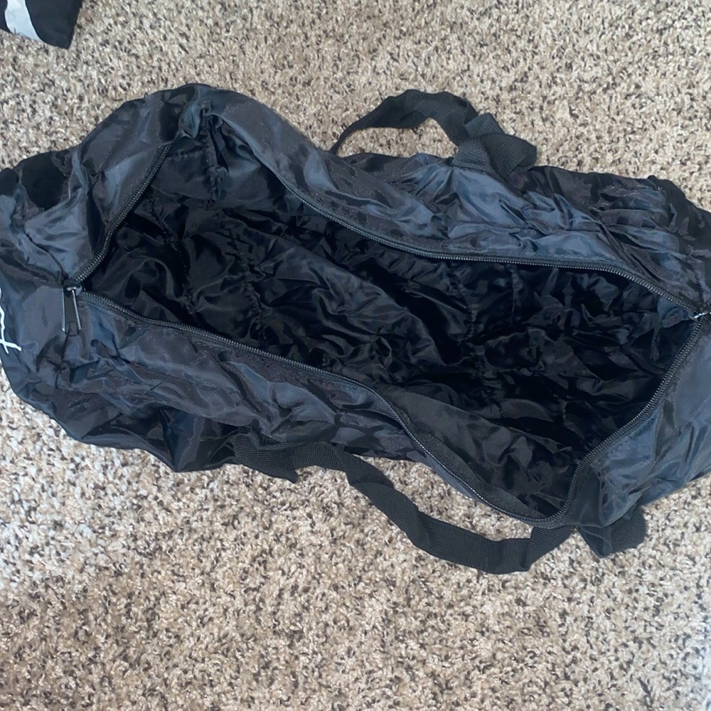 🐛NWT Black compact-able duffel bag! - Picture 5 of 11